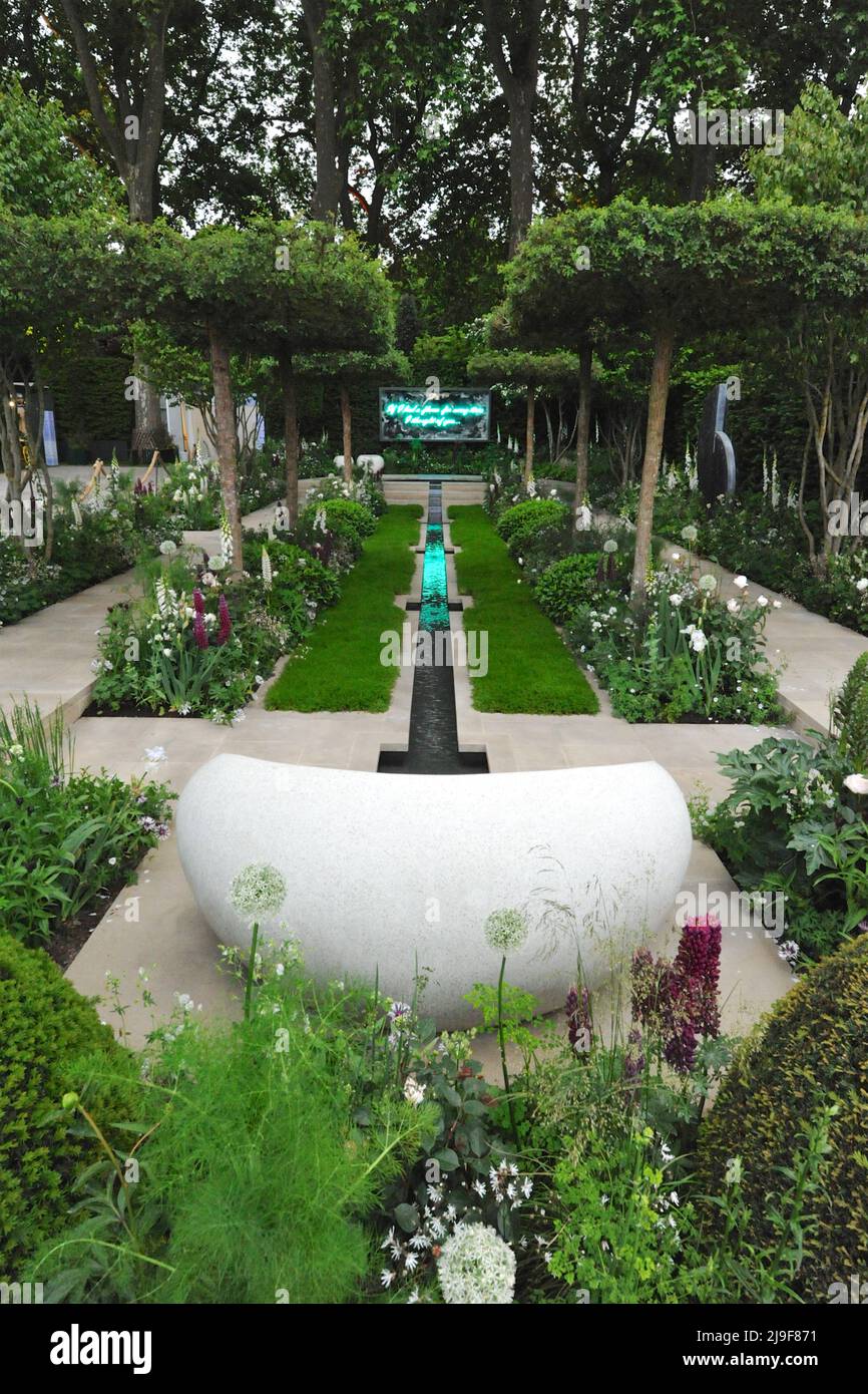 Londra, Regno Unito. 23rd maggio 2022. Il Perennial ‘Wwith Love’ Garden, uno dei bellissimi giardini in mostra al 2022 Royal Horticultural Society Chelsea Flower Show, aperto oggi nei terreni del Royal Hospital Chelsea a Chelsea, Londra, Regno Unito - 23 maggio 2022. Questo giardino è radicato nella convinzione del designer Richard Miers e della carità Perennial che i giardini sono un dono d’amore, dando piacere a coloro che li creano e li nutrono tanto quanto a coloro che li visitano e li amano. Si ispira e mette in evidenza la famiglia orticola di coltivatori, designer, giardinieri, addetti al suolo Foto Stock