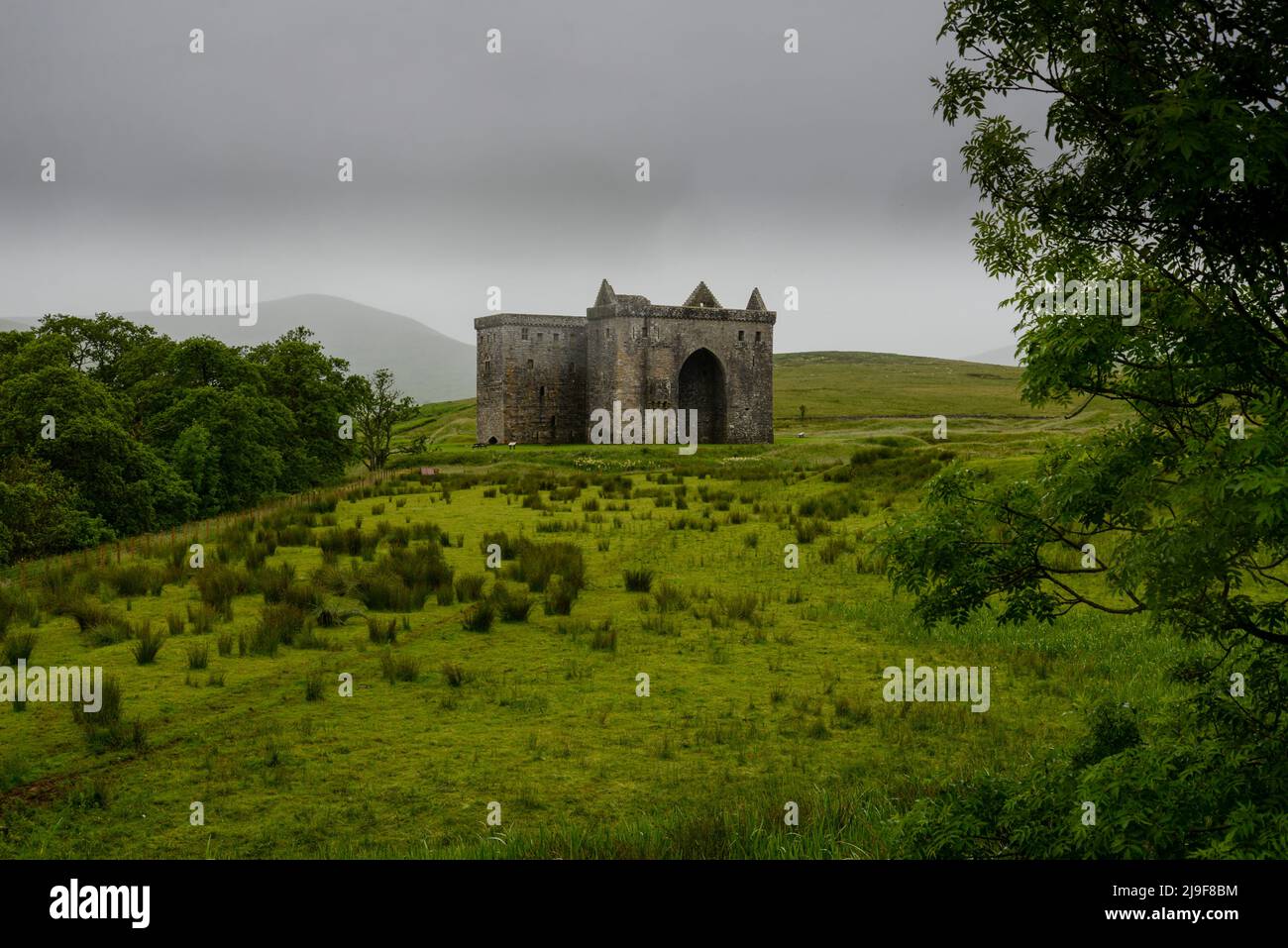 Castello di Hermitage a Liddesdale la sua storia turbolenta lo ha portato ad essere descritto come la 'casa di guardia della valle più sanguinosa della Gran Bretagna'. Foto Stock