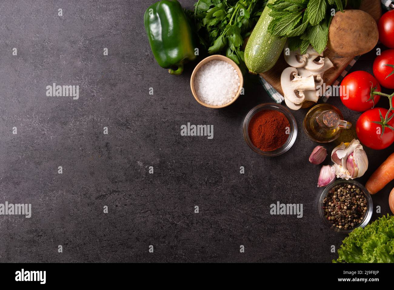 Assortimento di verdure, erbe e spezie su sfondo nero Foto Stock