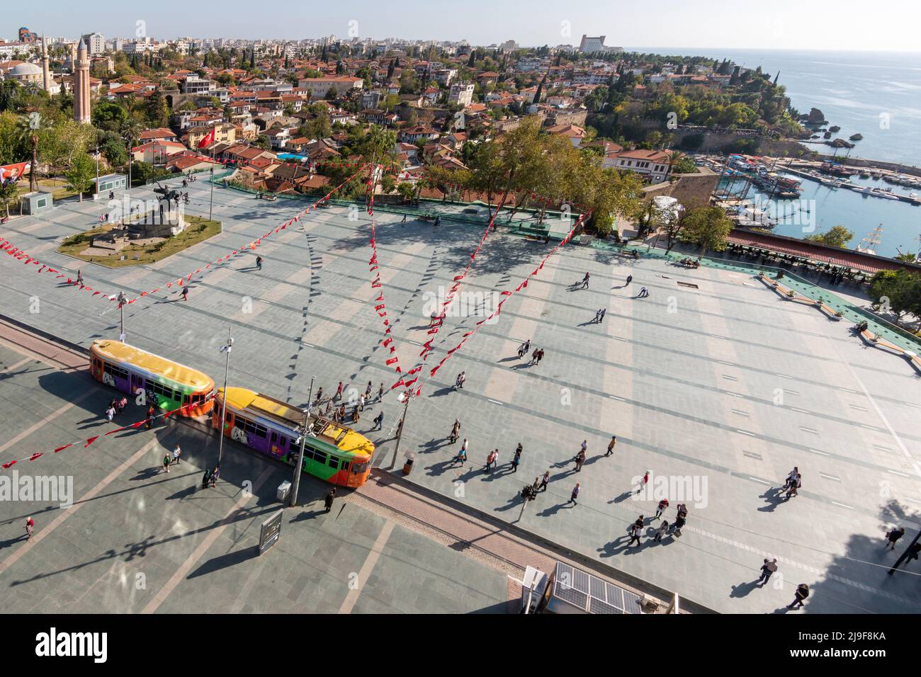 Vista aerea di Antalya Cumhuriyet Square e vecchio tram in una giornata di sole Foto Stock