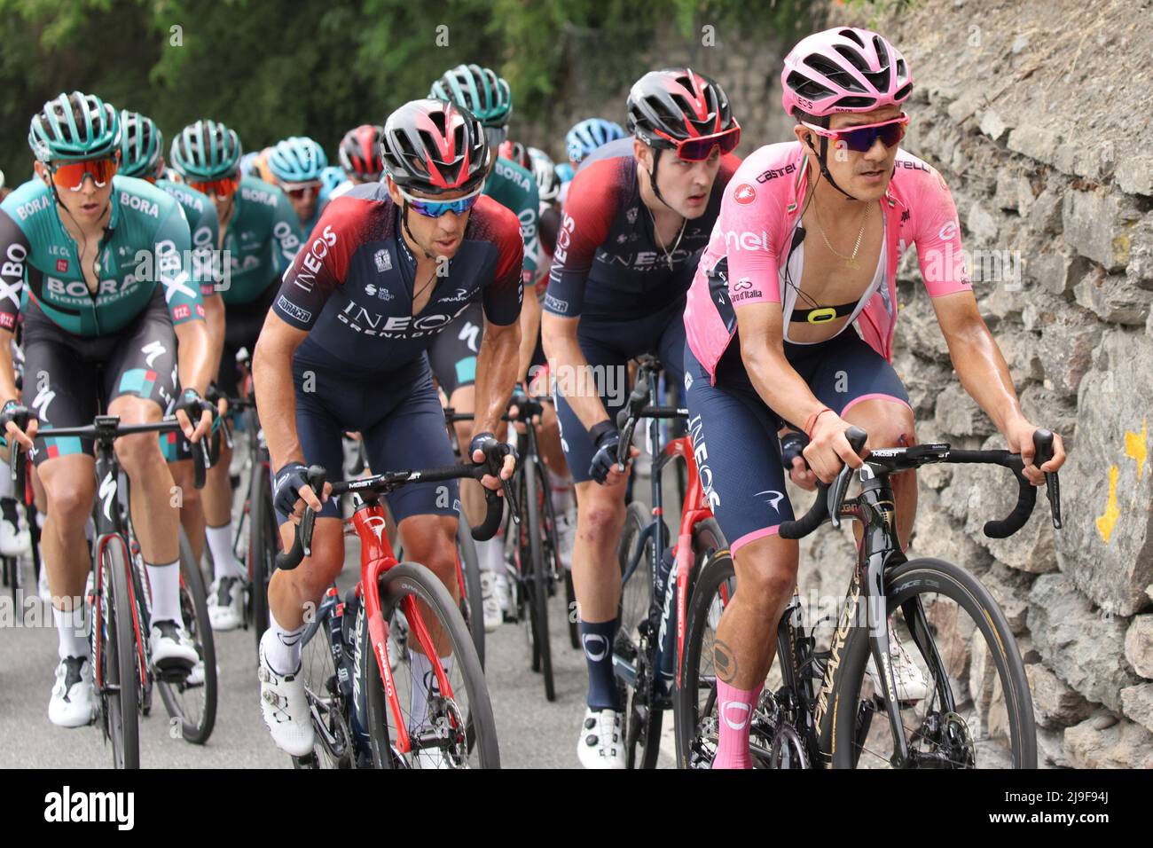 Cogne, Italia. 22nd maggio 2022. Richard Carapaz, giacca rosa, e il Team Ineos Grenadiers durante la fase 15 - Rivarolo Canavese - Cogne, giro d'Italia a Cogne, Italia, Maggio 22 2022 Credit: Independent Photo Agency/Alamy Live News Foto Stock