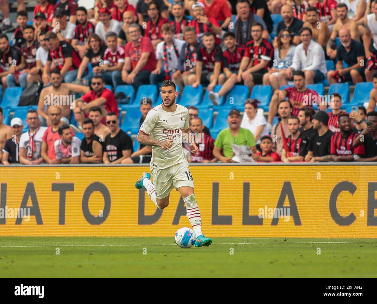 Theo Hernandez (AC Milan) durante il campionato italiano Serie A football match tra US Sassuolo e AC Milan il 22 maggio 2022 al Mapei Stadium-Città del Tricolore di Reggio Emilia, Italia - Foto: Nderim Kaceli/DPPI/LiveMedia Foto Stock