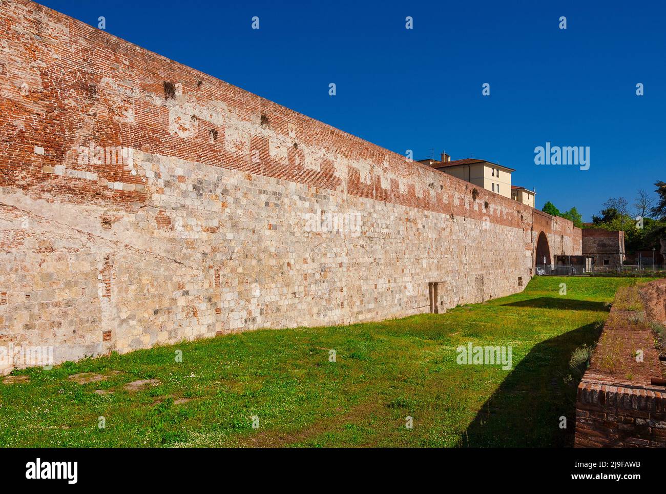 Rovine delle mura medievali di Pisa Foto Stock