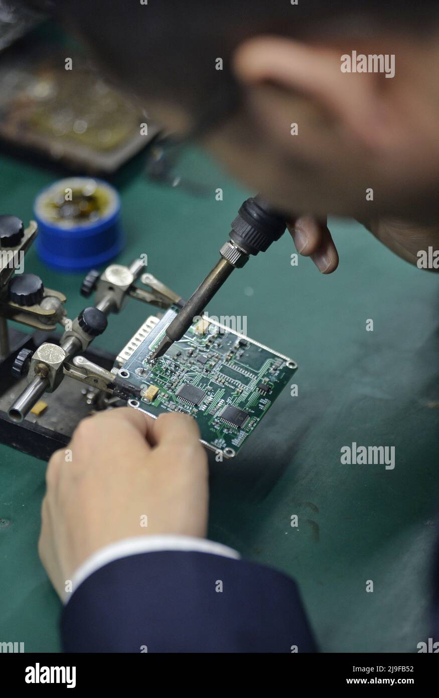 Chengdu, provincia cinese del Sichuan. 19th maggio 2022. Huang Yuangang salda componenti elettronici in un laboratorio a Chengdu, provincia del Sichuan della Cina sudoccidentale, 19 maggio 2022. Huang Yuangang, 34 anni, è un ingegnere dell'istituto di ricerca della China Railway Chengdu Group Co., Ltd. Dal 2014, Huang ha presieduto o partecipato a più di 30 ricerche scientifiche e progetti sulla costruzione di informazioni ferroviarie, Contribuire molto alla sicurezza delle operazioni e alla costruzione di informazioni della ferrovia nell'area montagnosa della Cina sudoccidentale. Credit: Liu Kun/Xinhua/Alamy Live News Foto Stock