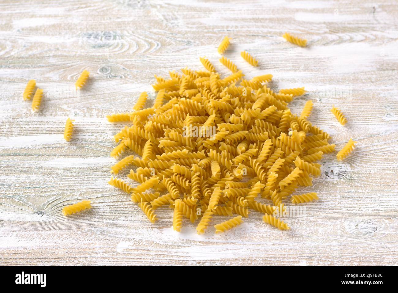 Fusilli pasta secca su tavola in legno, vista dall'alto, orizzontale Foto Stock