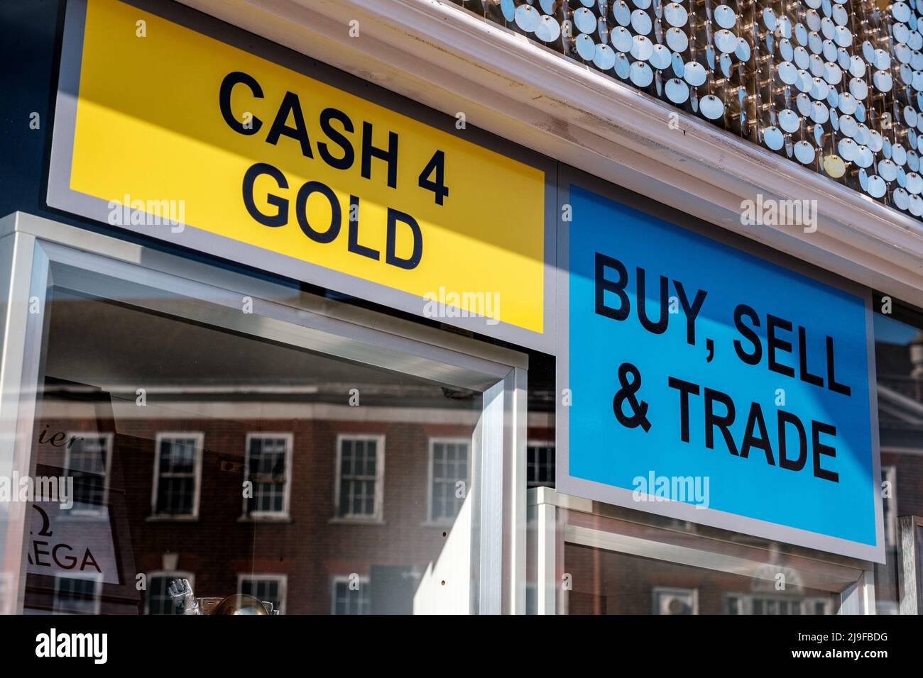 Epsom Surrey, Londra UK, maggio 22 2022, tradizionale High Street Pawn Broker Shop Acquisto e vendita di metalli preziosi Foto Stock