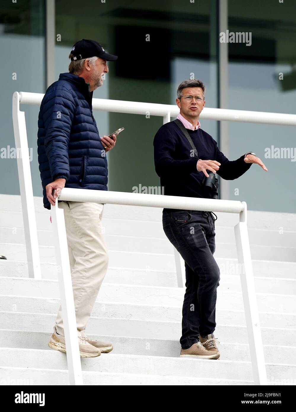 Trainer Roger Varian, (a destra) durante la mattina delle galoppe davanti al Cazoo Derby 2022 all'ippodromo di Epsom, Surrey. Data foto: Lunedì 23 maggio 2022. Foto Stock