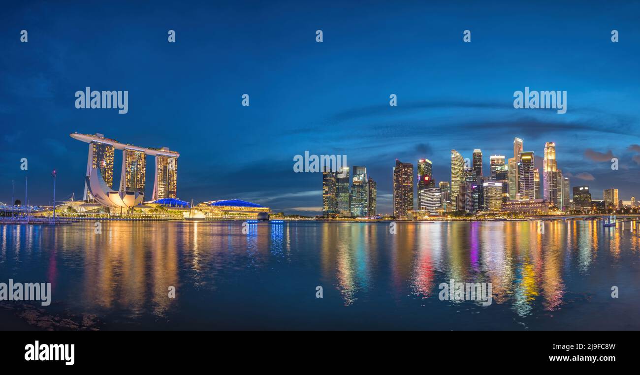 Panorama notturno di Singapore sullo skyline della città al quartiere degli affari di Marina Bay Foto Stock