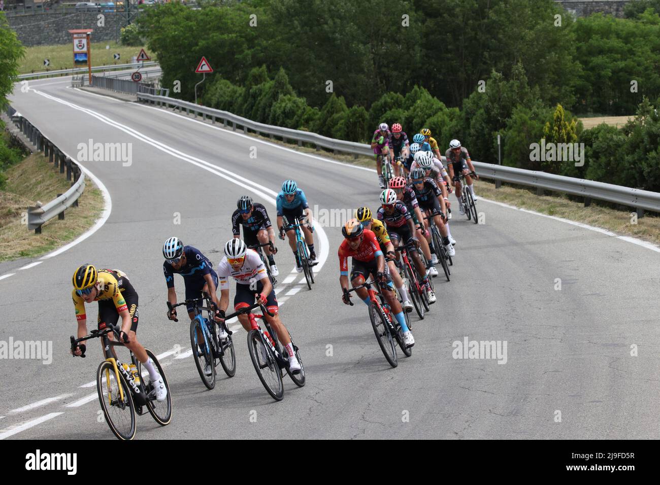 Cogne, Italia. 22nd maggio 2022. Il primo gruppo vicino al Castello di Fenis durante la fase 15 - Rivarolo Canavese - Cogne, giro d'Italia in Cogne, Italia, maggio 22 2022 Credit: Agenzia indipendente per la fotografia/Alamy Live News Foto Stock