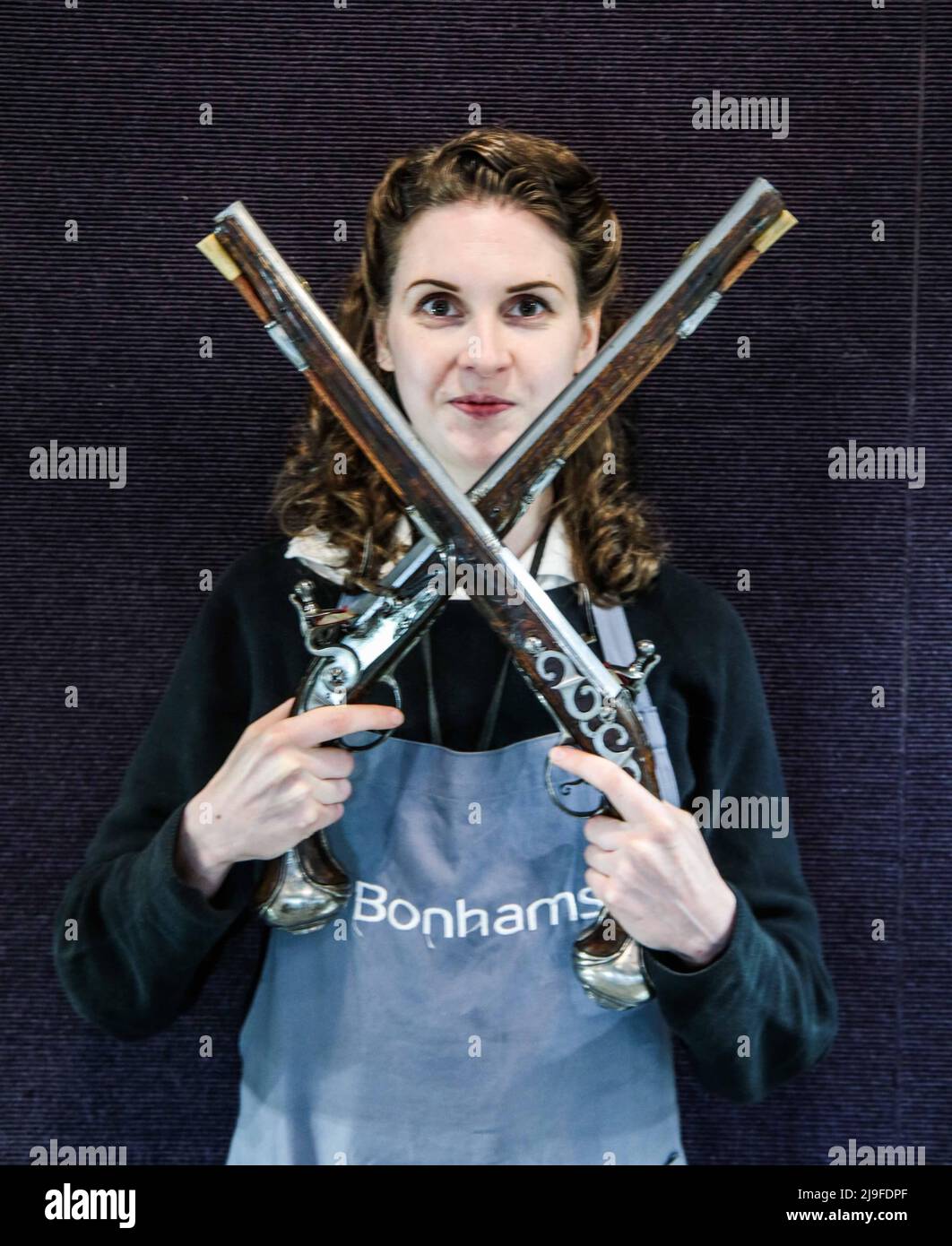 Londra UK 23 Maggio 2022 una coppia di Pistole Continental Flintlock Long Holster a 22 fori probabilmente Liegi, fine 17th/inizio 18th Century Est £ 1800-2.200. Paul Quezada-Neiman/Alamy Live News Foto Stock