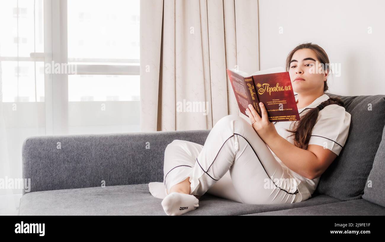 brunette ragazza che lavora su un laptop, freelance, lavoro, apprendimento online Foto Stock