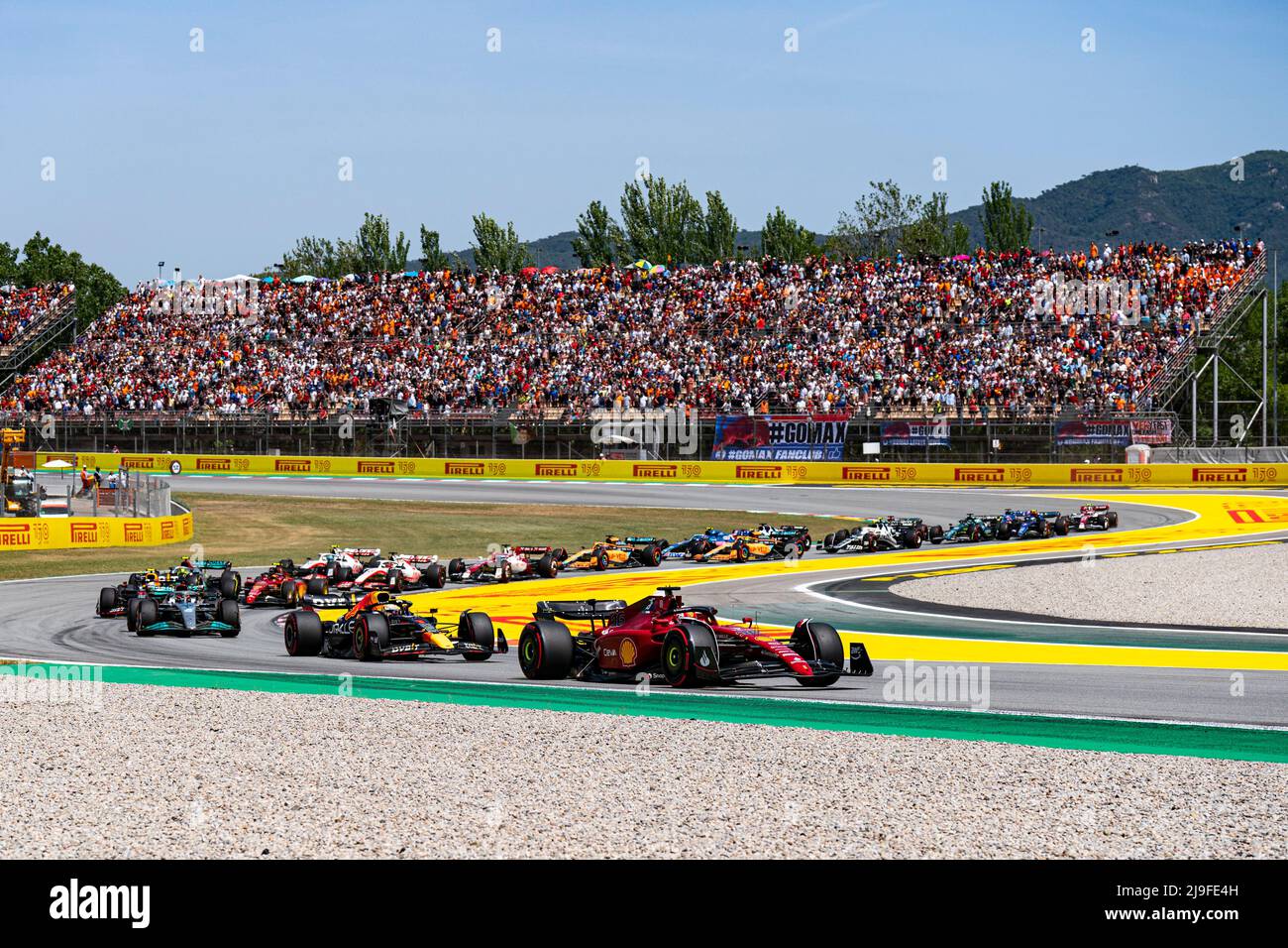 Barcellona, Spagna. 22nd maggio 2022. Charles Leclerc di Monaco e Scuderia Ferrari guida Max Verstappen dei Paesi Bassi e Oracle Red Bull Racing a turno due dopo lo start durante il Gran Premio di Spagna F1 al Circuit de Barcelona-Catalunya il 22 maggio 2022 a Barcellona, Spagna. Foto: SIU Wu. Credit: dpa/Alamy Live News Foto Stock