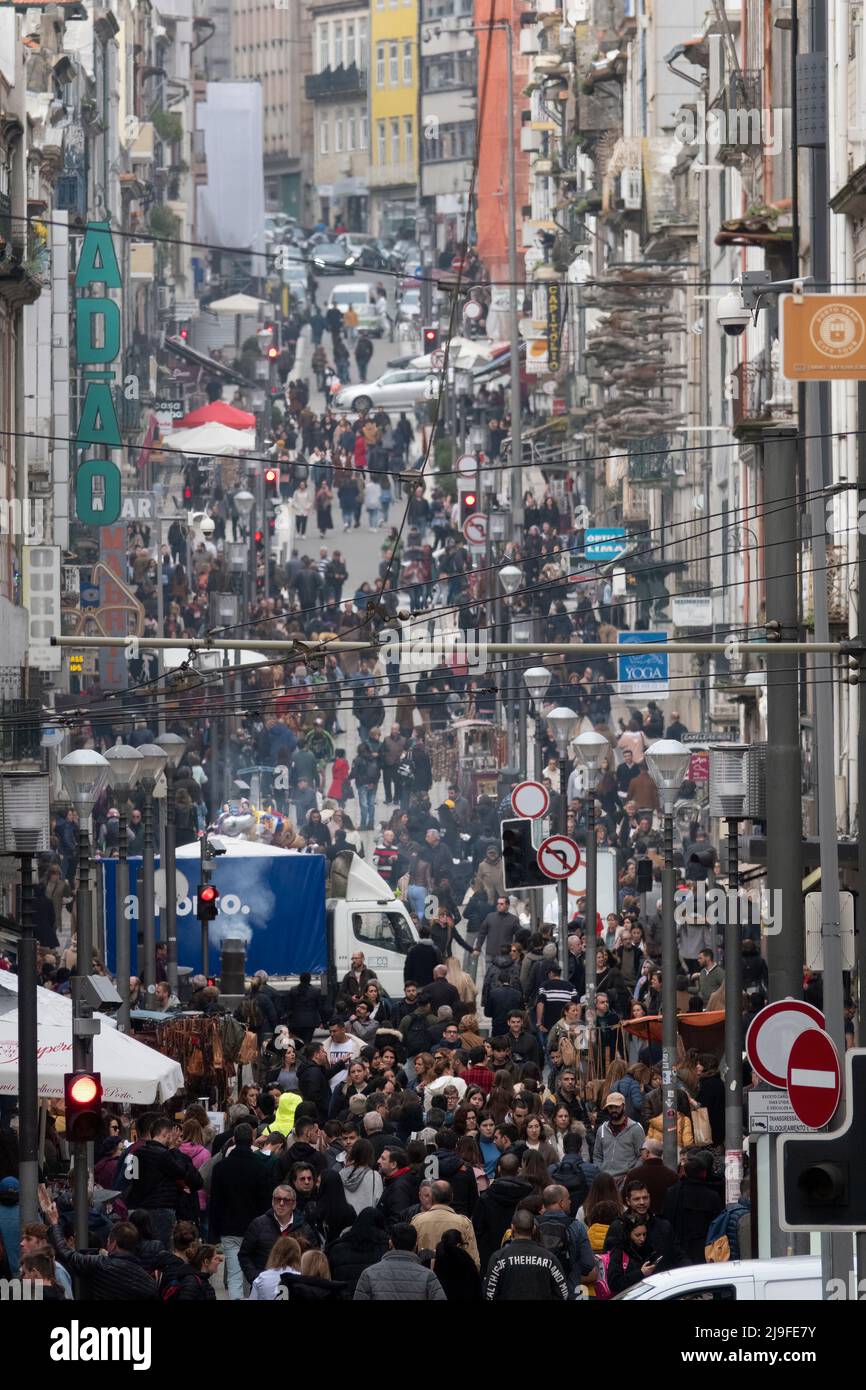 Il 19 maggio 2022 una folla felice di persone che si rilassano al ristorante all'aperto nella zona storica della città. Foto Stock