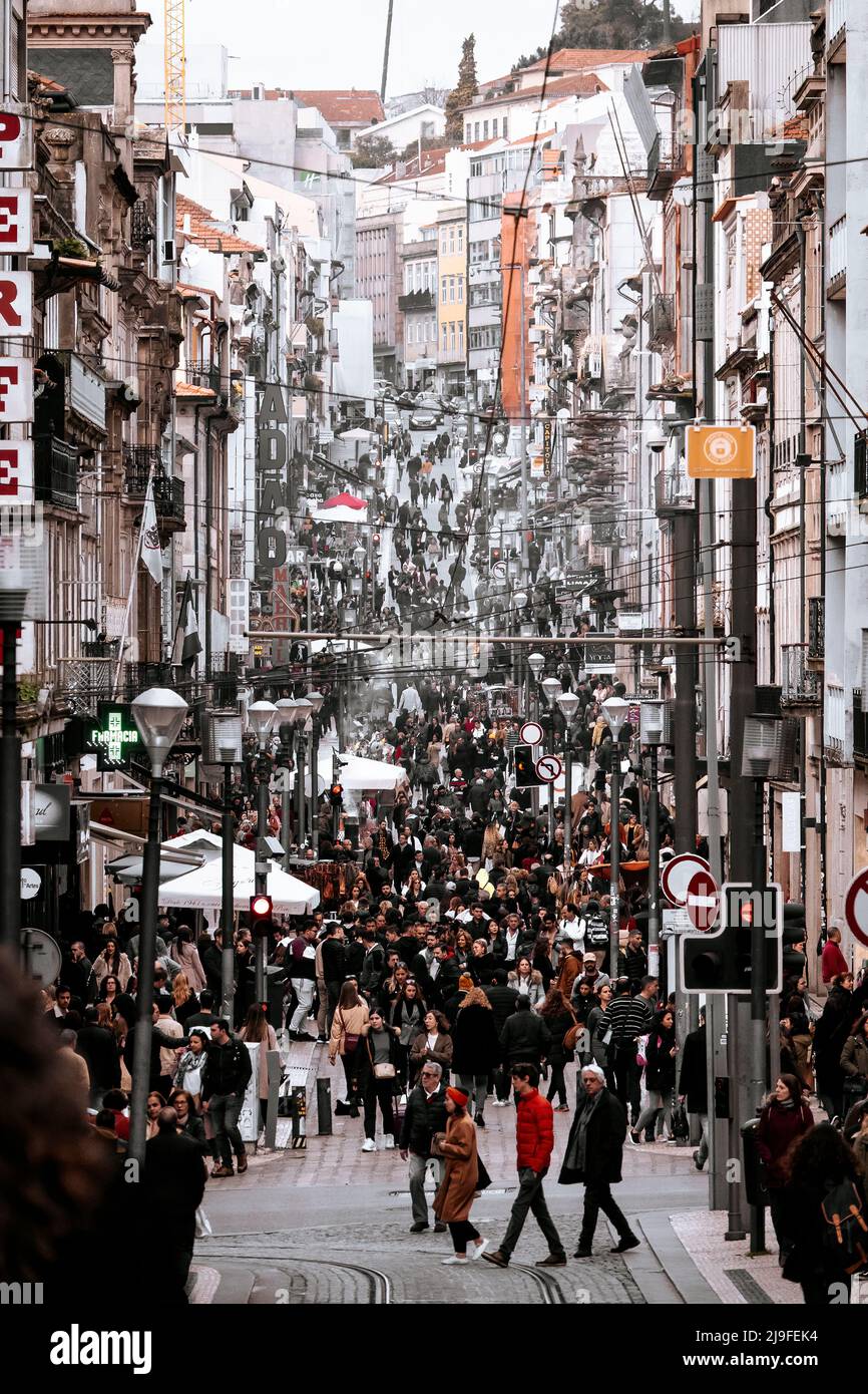 Il 19 maggio 2022 una folla felice di persone che si rilassano al ristorante all'aperto nella zona storica della città. Foto Stock
