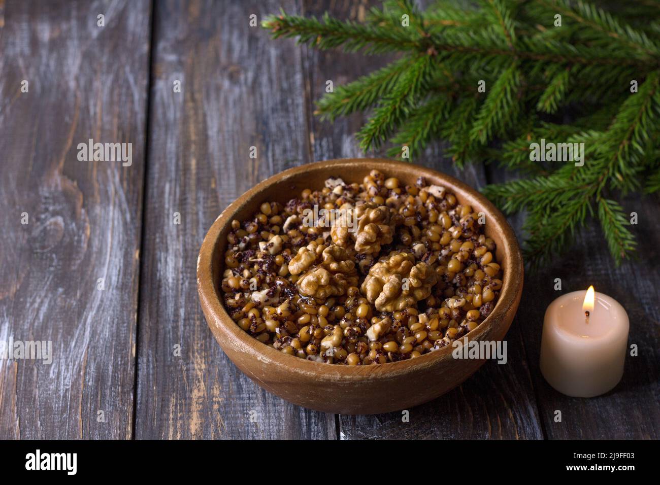 Sochivo, kutya - tradizionale piatto rituale di vacanza slavo (russo, ucraino, bielorusso) di grano intero, papavero, noci e miele in ciotola di legno su WO Foto Stock