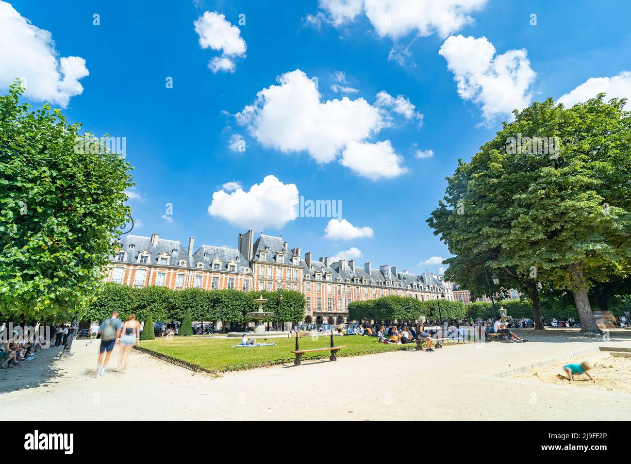La Place des Voges nella città di Parigi Foto Stock