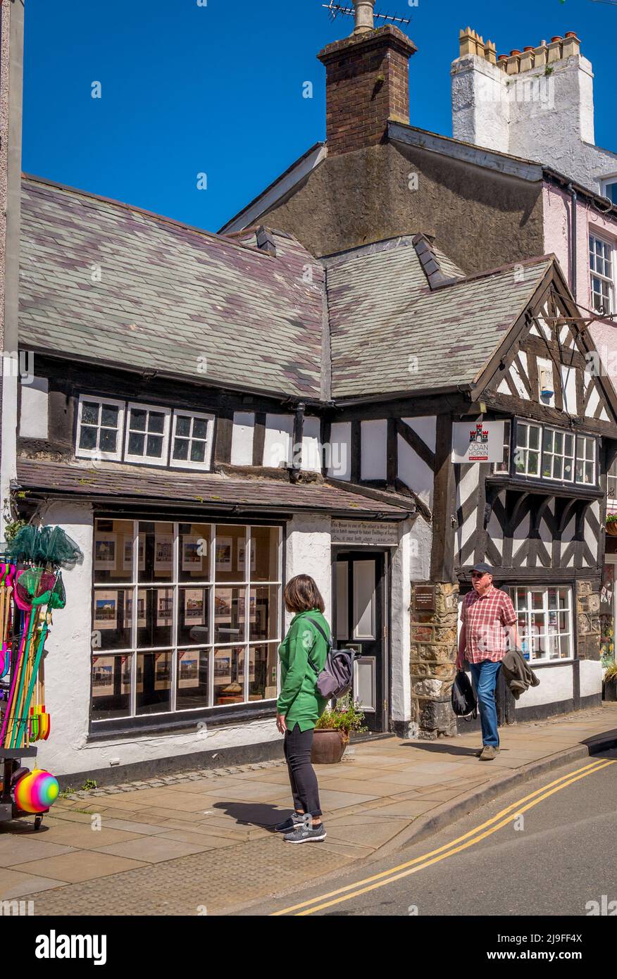 The Tudor Rose, 32 Castle Street, Beaumaris. Una casa a graticcio, una per gli edifici più antichi in Gran Bretagna, Beaumaris, Anglesey, Galles. Foto Stock
