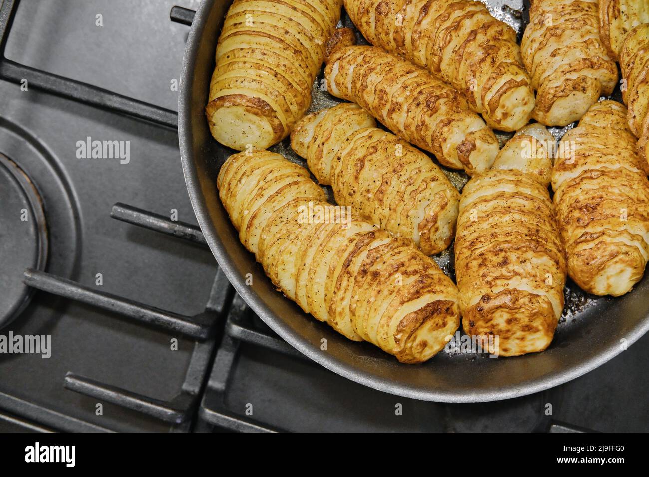 Vista dall'alto sulle patate affettate e cotte nella pentola. Cucina casalinga. Foto Stock