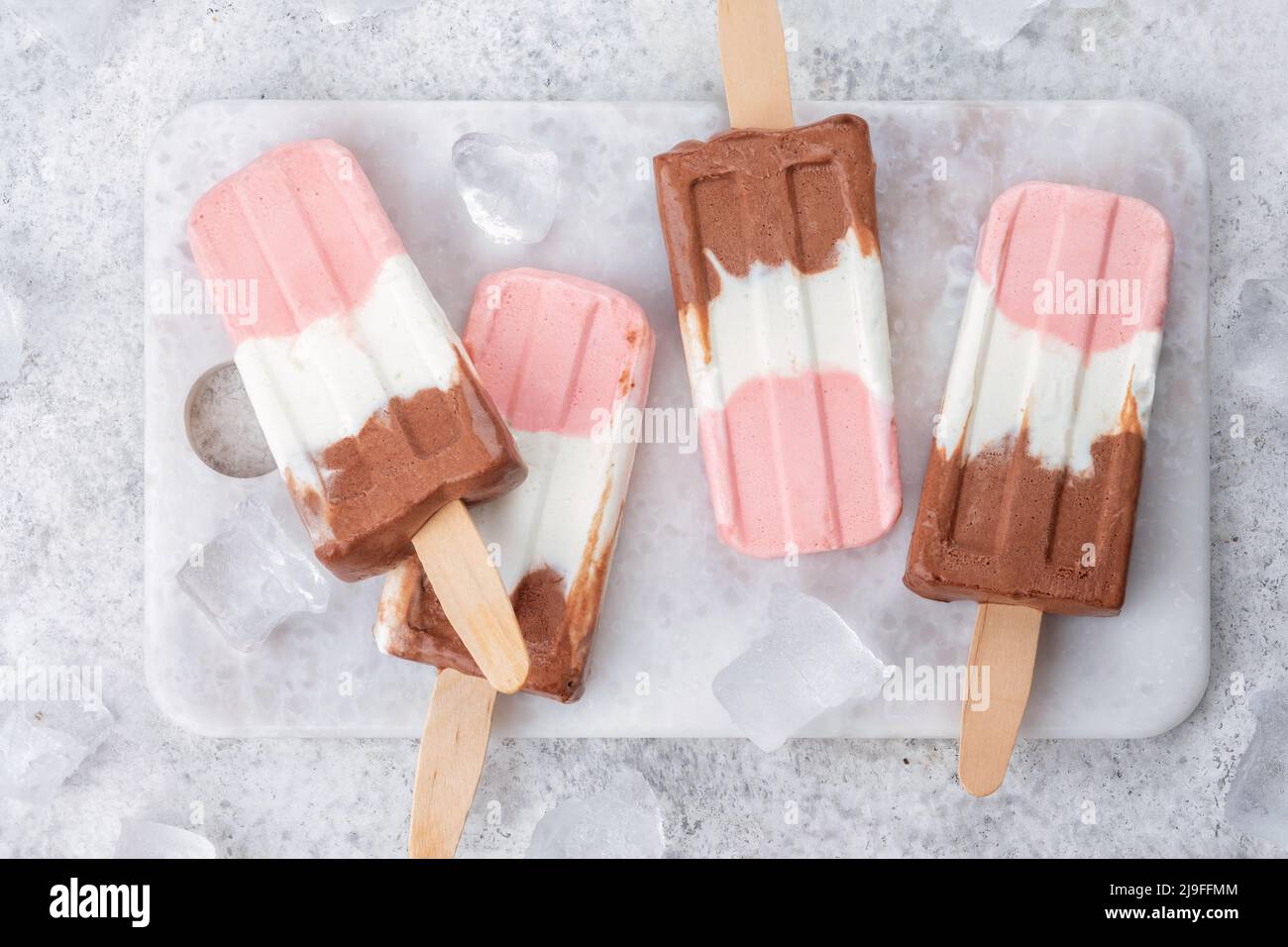 Papicola napoletana con gelato allo yogurt Foto Stock