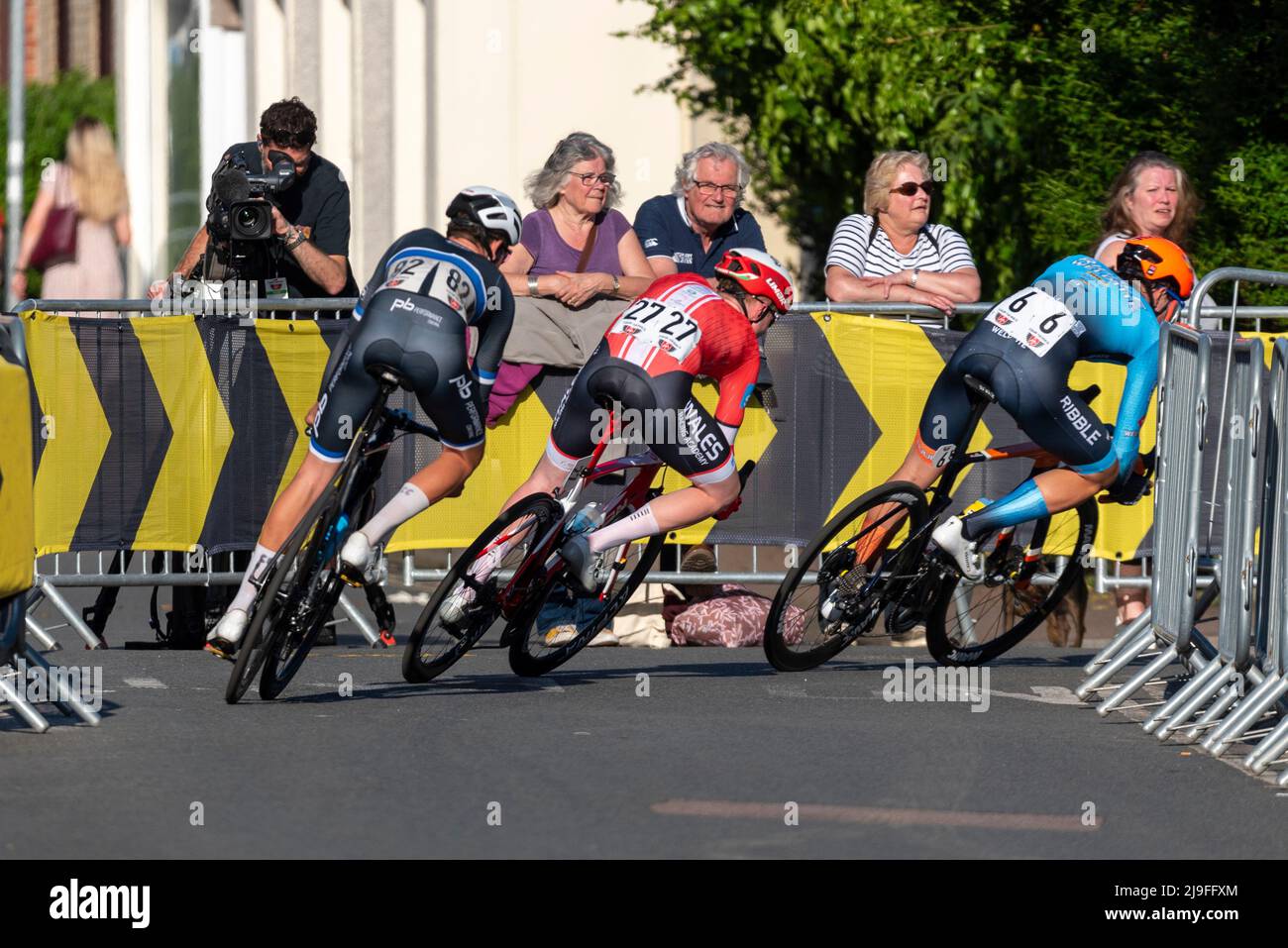 Ciclisti che corrono nella gara ciclistica Sportsbreaks Tour Series round five a Clacton on Sea, Essex UK. Criterium strada circuito gara angolo acuto Foto Stock