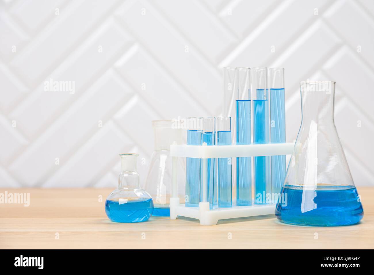 Vetreria da laboratorio con provette, matracci, contagocce, capsule di Petri, bicchieri graduati e cilindri per laboratori scientifici, Foto Stock