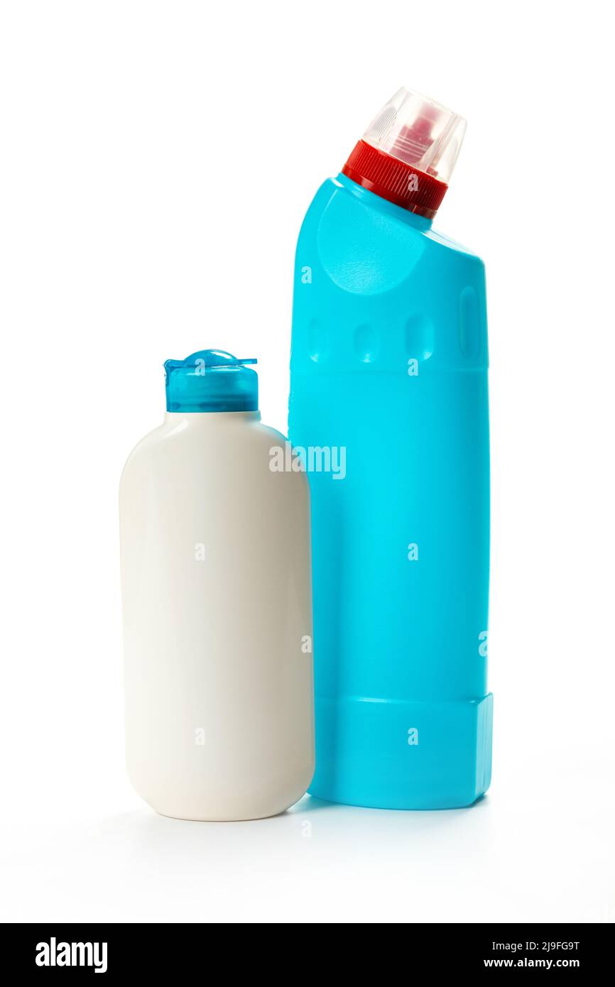Set di prodotti di pulizia per la pulizia della casa isolata su sfondo bianco Foto Stock
