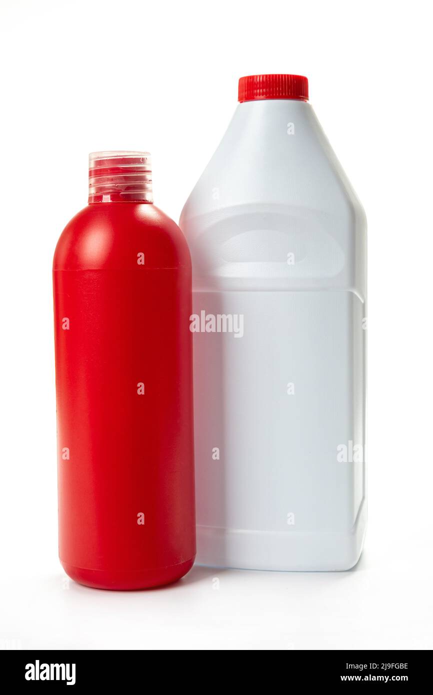 Set di prodotti di pulizia per la pulizia della casa isolata su sfondo bianco Foto Stock