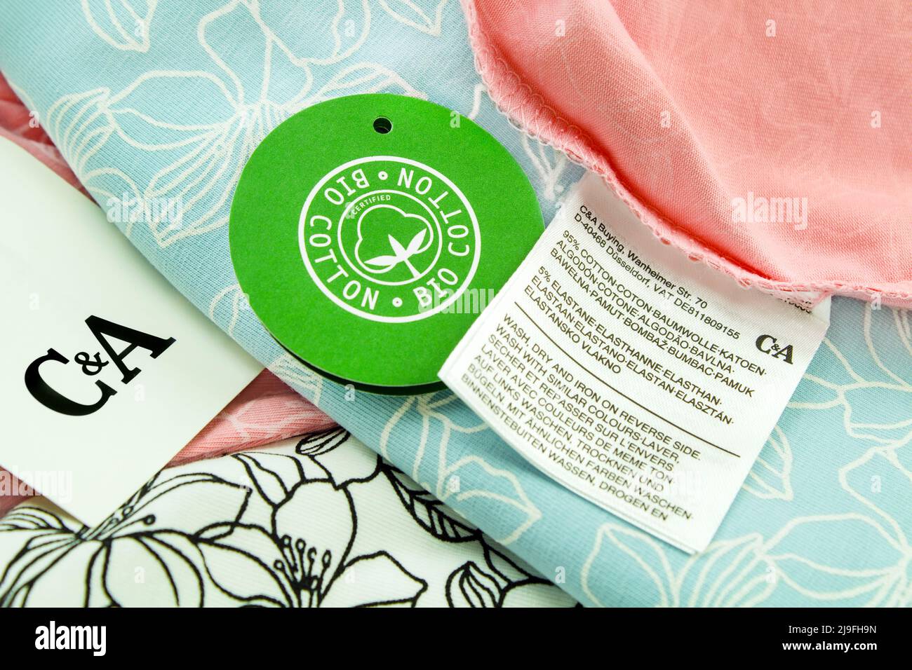 Amburgo, Germania - Maggio 20 2022: Primo piano dell'etichetta C&A Fashion e Bio Cotton Foto Stock
