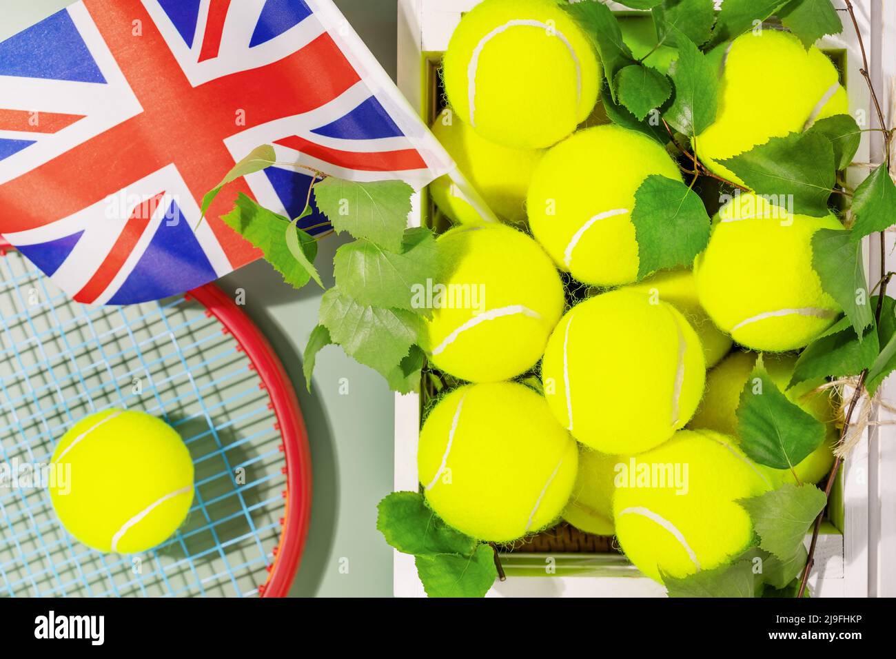 Palle da tennis , la bandiera della Gran Bretagna e racket da tennis Foto Stock