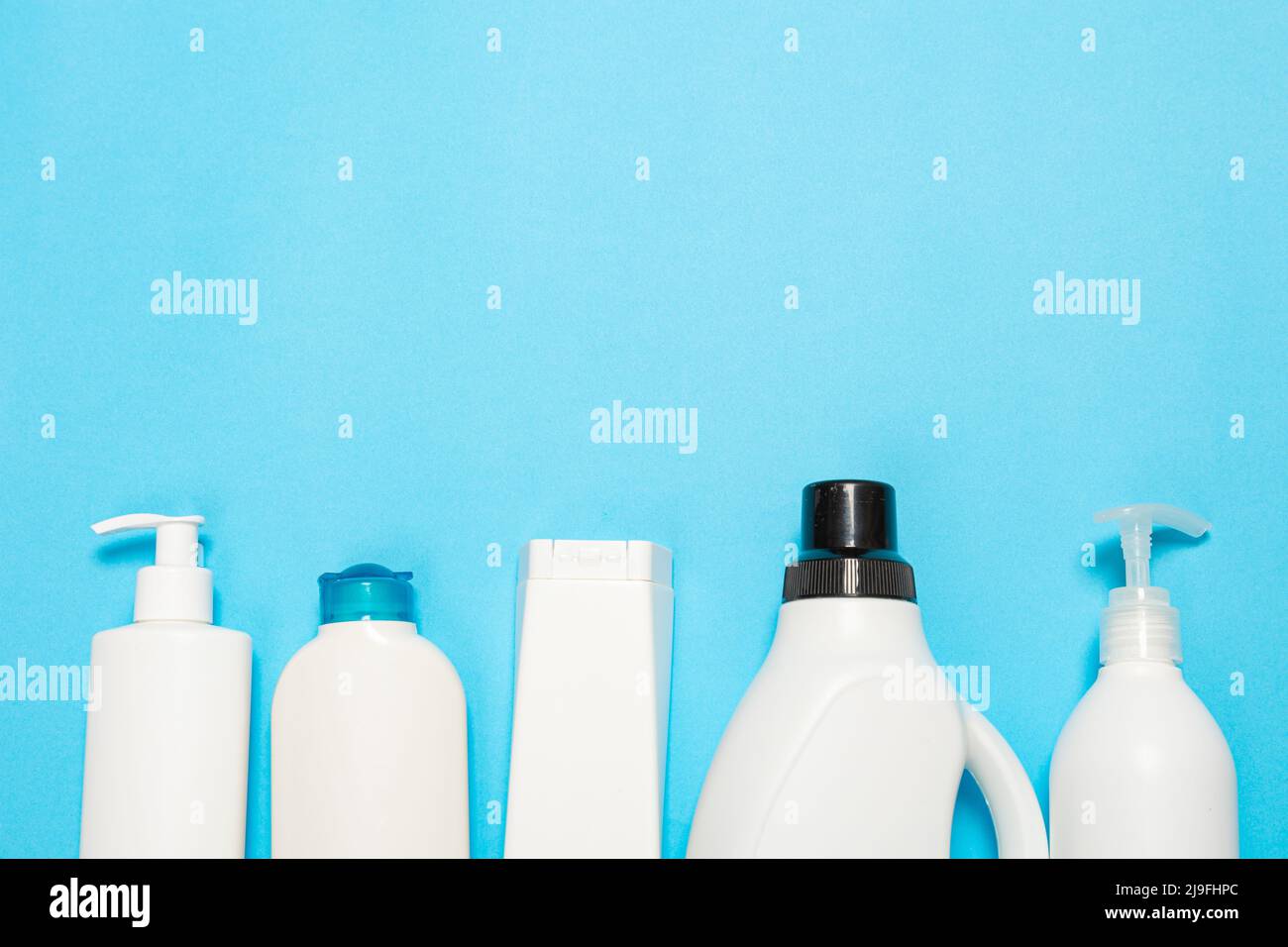 detergente su sfondo blu sul lato. Prodotti per la pulizia professionale, pulizia generale. Prodotti chimici per la casa vista dall'alto Foto Stock