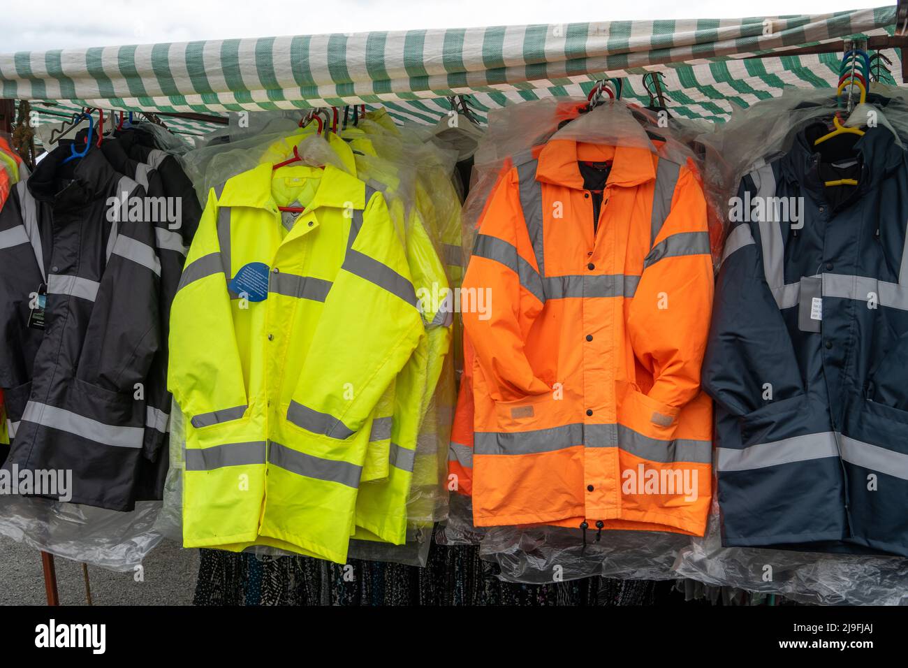 Abbigliamento da lavoro di sicurezza High Viz in vendita in una stalla di mercato. Foto Stock