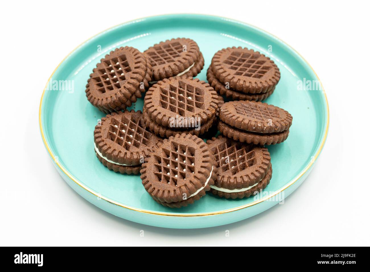 Biscotti al cacao con crema ripieno su sfondo bianco. Primo piano Foto Stock