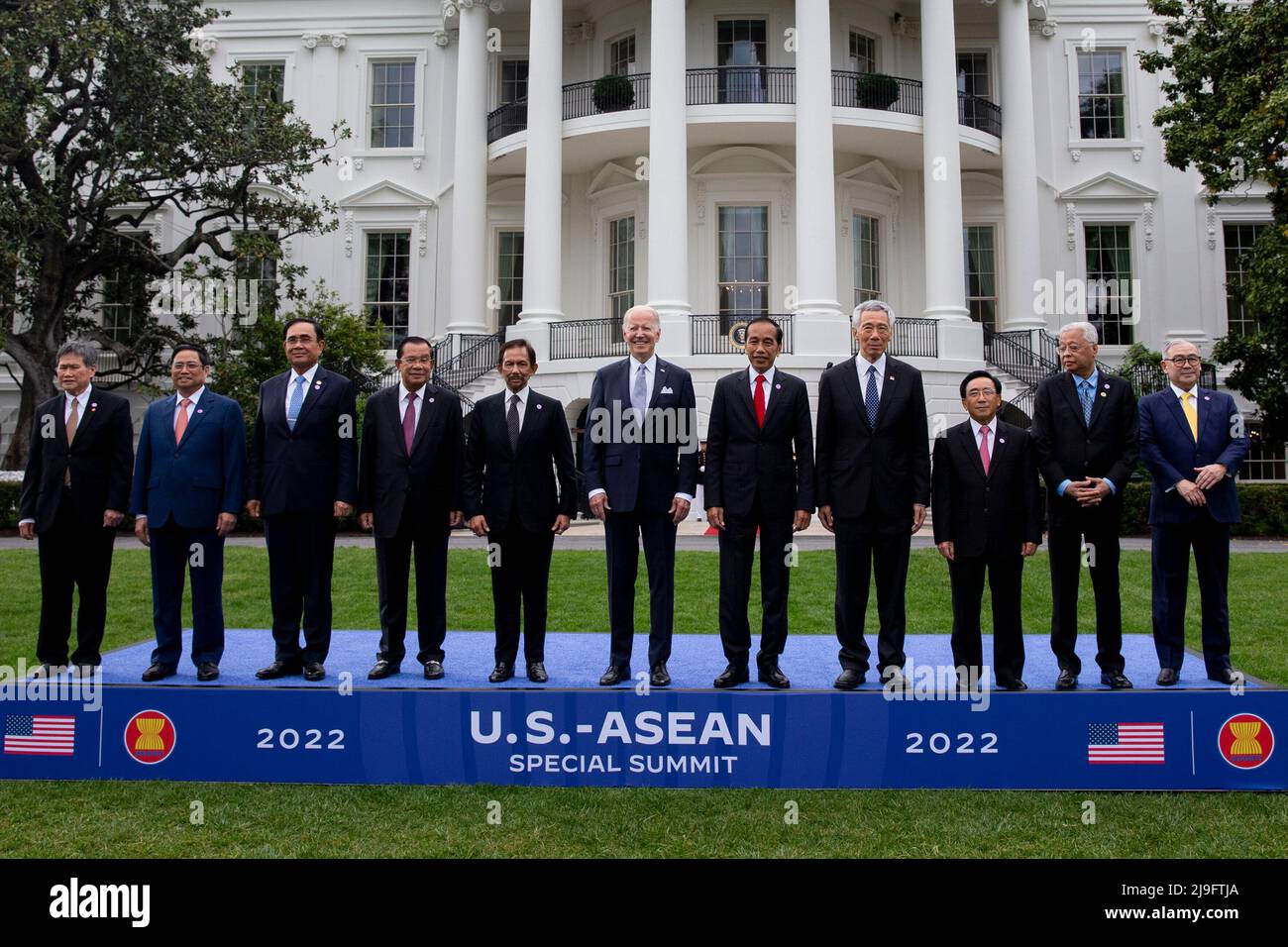 Washington, DC, Stati Uniti. 12th Mar 2022. Il presidente DEGLI STATI UNITI Joe Biden (C) si presenta con i leader del Vertice Speciale US-ASEAN durante una foto di famiglia sul prato meridionale della Casa Bianca a Washington, DC, USA, 12 marzo 2022. Biden ha accolto i leader dei paesi dell'ASEAN e il Segretario generale dell'ASEAN presso la Casa Bianca in occasione della convocazione del vertice speciale USA-ASEAN, il secondo vertice speciale dal 2016. Il vertice dovrebbe affrontare la risposta del COVID-19 e la sicurezza sanitaria globale, il cambiamento climatico e lo sviluppo sostenibile. Credit: Michael Reynolds/Pool via CNP/dpa/Alamy Live News Foto Stock