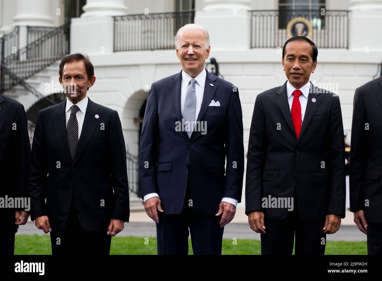 Il Presidente DEGLI STATI UNITI Joe Biden (C) è in piedi con il Sultano Haji Hassanal Bolkiah (L) di Brunei e il Presidente dell'Indonesia Joko Widodo (R) e altri leader del Vertice Speciale US-ASEAN durante una foto di famiglia sul prato meridionale della Casa Bianca a Washington, DC, USA, 12 marzo 2022. Biden ha accolto i leader dei paesi dell'ASEAN e il Segretario generale dell'ASEAN presso la Casa Bianca in occasione della convocazione del vertice speciale USA-ASEAN, il secondo vertice speciale dal 2016. Il vertice dovrebbe affrontare la risposta del COVID-19 e la sicurezza sanitaria globale, il cambiamento climatico e lo sviluppo sostenibile. Credit: Michael Reynolds/P. Foto Stock