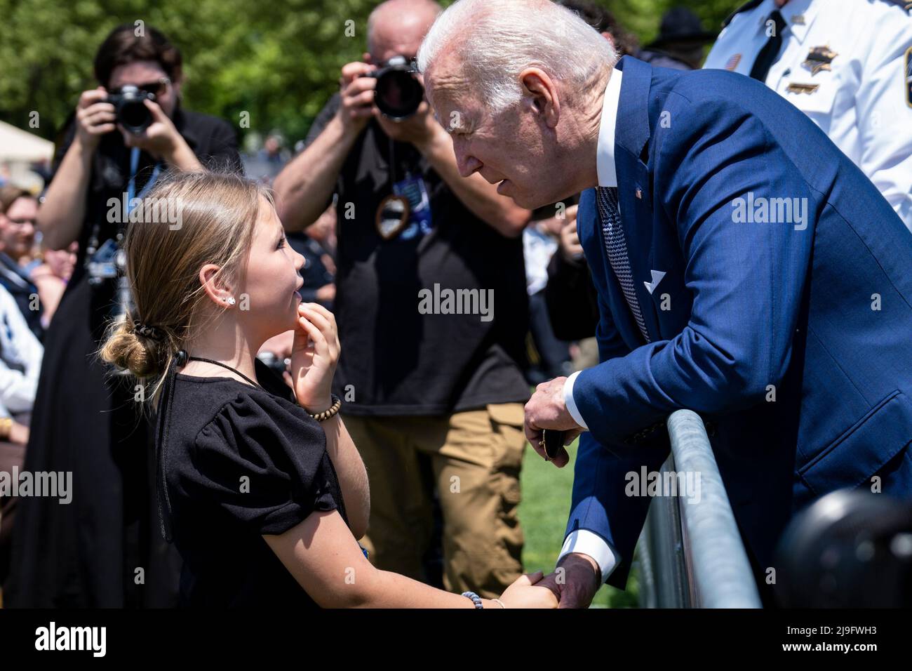 Il presidente degli Stati Uniti Joe Biden parla con Jovi Kate Humphrey, 9, nipote dell'ufficiale dell'applicazione della legge caduto Wendell Humphrey della contea di Baldwin, Alabama, Che è stato al pubblico in una cerimonia per onorare gli ufficiali dell'applicazione della legge che hanno perso la loro vita nella linea di dovere in 2021 al servizio Officers commemorativo di pace nazionale al Campidoglio degli Stati Uniti a Washington, DC domenica 15 maggio 2022. Credito: Pete Marovich / piscina via CNP Foto Stock