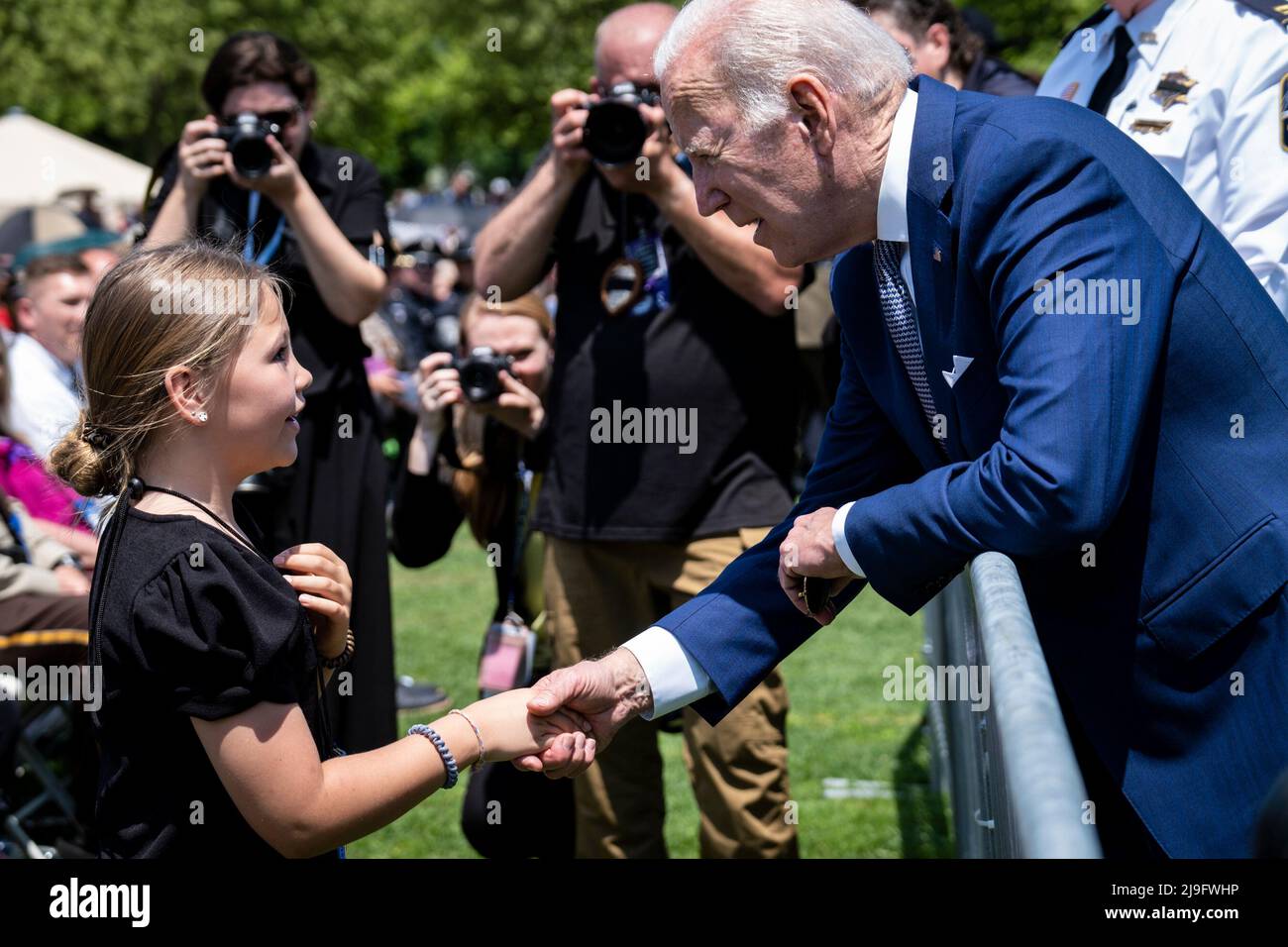 Il presidente degli Stati Uniti Joe Biden scrolla le mani con Jovi Kate Humphrey, 9, nipote dell'ufficiale dell'applicazione della legge caduto Wendell Humphrey della contea di Baldwin, Alabama, Che è stato al pubblico in una cerimonia per onorare gli ufficiali dell'applicazione della legge che hanno perso la loro vita nella linea di dovere in 2021 al servizio Officers commemorativo di pace nazionale al Campidoglio degli Stati Uniti a Washington, DC domenica 15 maggio 2022. Credito: Pete Marovich / piscina via CNP Foto Stock
