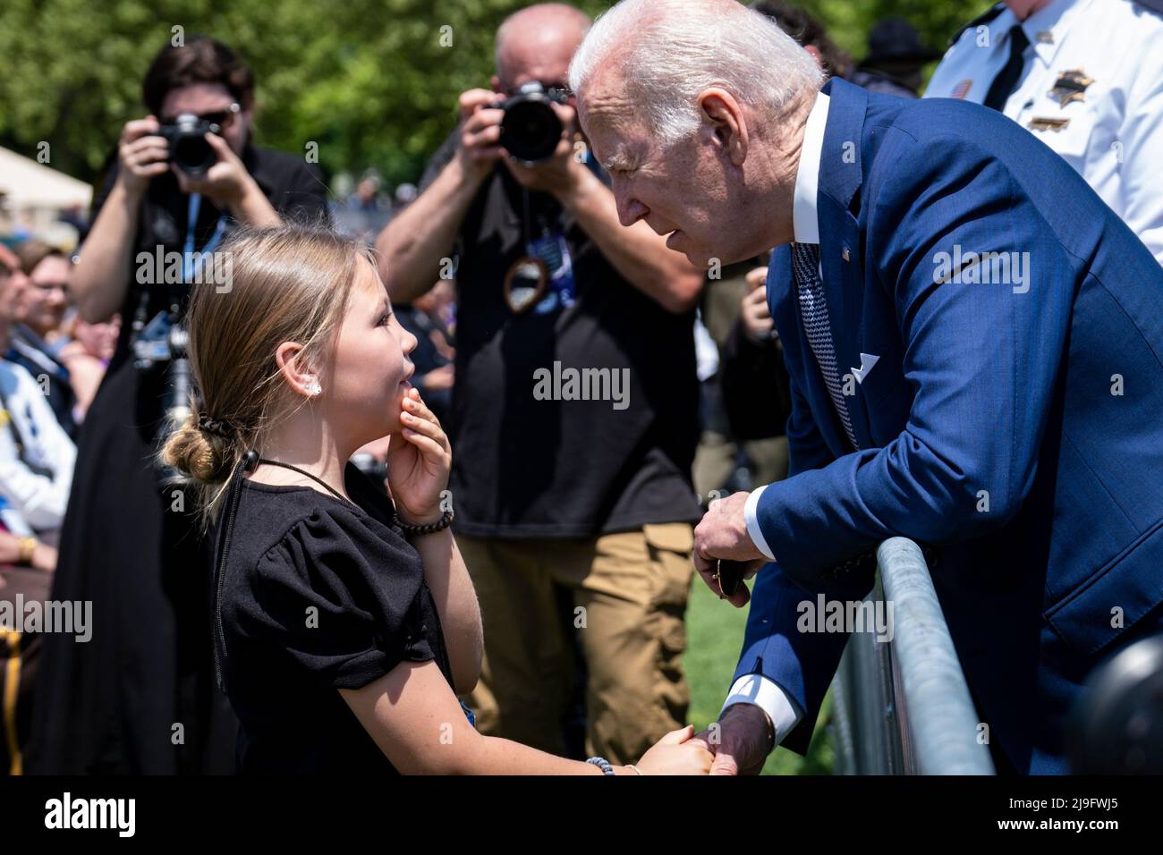 Il presidente degli Stati Uniti Joe Biden parla con Jovi Kate Humphrey, 9, nipote dell'ufficiale dell'applicazione della legge caduto Wendell Humphrey della contea di Baldwin, Alabama, Che è stato al pubblico in una cerimonia per onorare gli ufficiali dell'applicazione della legge che hanno perso la loro vita nella linea di dovere in 2021 al servizio Officers commemorativo di pace nazionale al Campidoglio degli Stati Uniti a Washington, DC domenica 15 maggio 2022. Credito: Pete Marovich / piscina via CNP Foto Stock