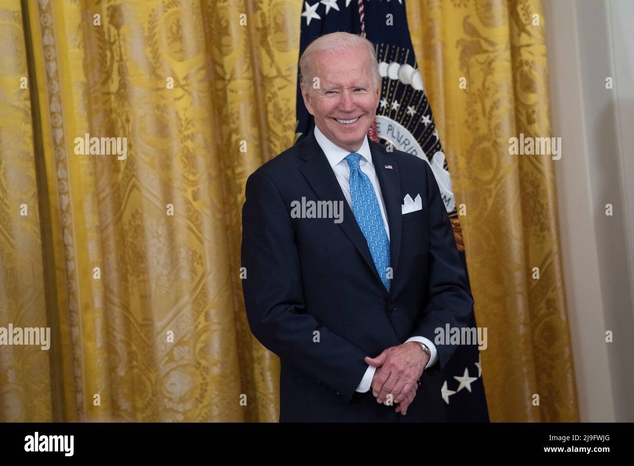 Il presidente degli Stati Uniti Joe Biden assegna medaglie di Valor per âextraordinary valor al di sopra e al di là della chiamata di dovere, â alla Casa Bianca a Washington, DC, 16 maggio 2022. Credito: Chris Kleponis / CNP Foto Stock