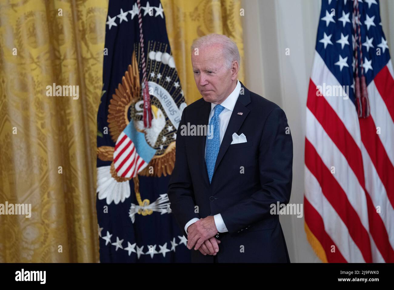 Il presidente degli Stati Uniti Joe Biden ascolta prima di presentare i premi per le Medaglie di Valor per “valore straordinario al di sopra e al di là della chiamata di dovere, alla Casa Bianca a Washington, DC, 16 maggio 2022. Credito: Chris Kleponis / CNP Foto Stock