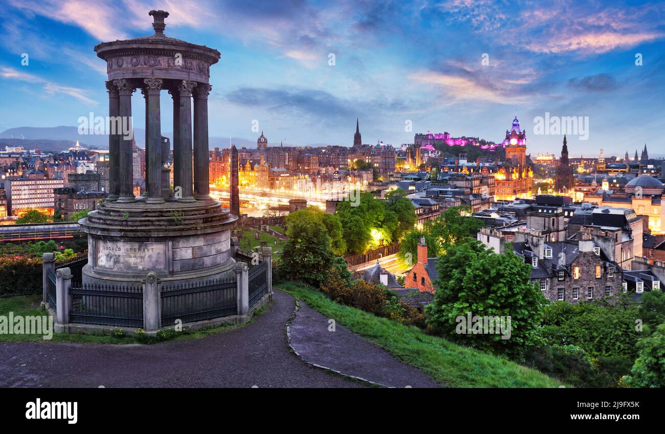 Scozia Edimburgo Calton Hill di notte, skyline con castello, Regno Unito Foto Stock