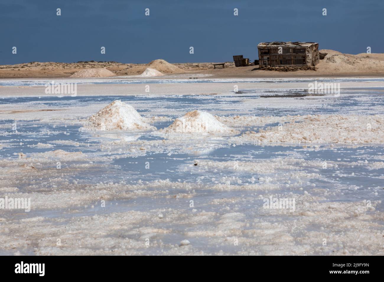 Stagni di sale di Santa Maria/Salinas de Santa Maria. Un paesaggio protetto di stagni di evaporazione del sale, Isola di SAL, Capo Verde, Isole di Cabo Verde, Africa Foto Stock