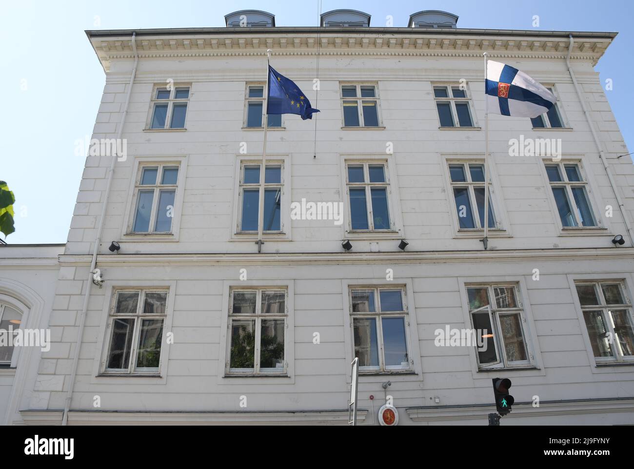 Copenhagen/Denmark/23 May 2022/.Ambasciata di Finlandia nella bandiera danese delle Finland capiali e nella bandiera dell'Unione europea sorvolano l'edificio Emnbat e la Finlandia vuole aderire alla NATO anche se la Finlandia è pienamente membro dell'Unione europea. (Foto..Francis Dean/Dean Pictures) Foto Stock