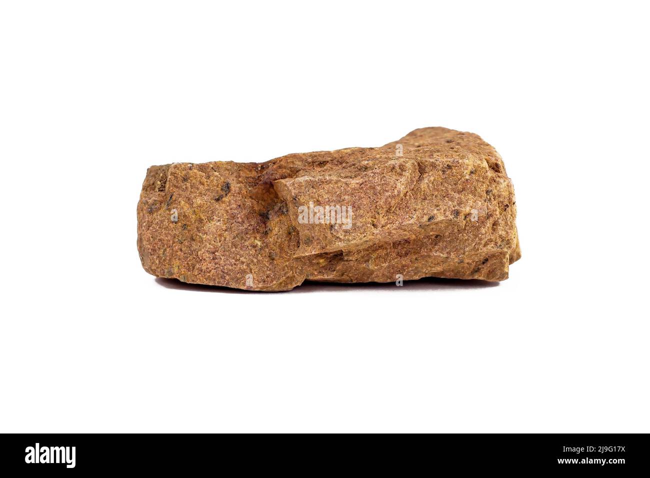 Pietra minerale marrone naturale isolata su sfondo bianco da vicino. Foto Stock