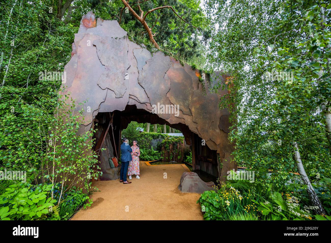 Londra, Regno Unito. 23rd maggio 2022. MEDITE SMARTPLY, costruire il futuro giardino, progettista: Sarah Eberle (nella foto) - il Chelsea Flower Show 2022. Credit: Guy Bell/Alamy Live News Foto Stock