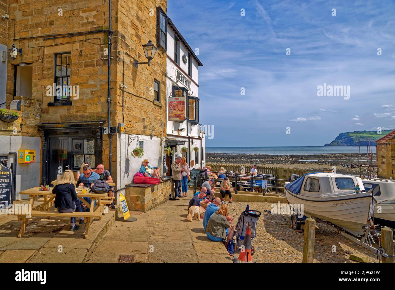 Il 'Bay Hotel' a Robin Hood's Bay, North Yorkshire, Inghilterra. Foto Stock
