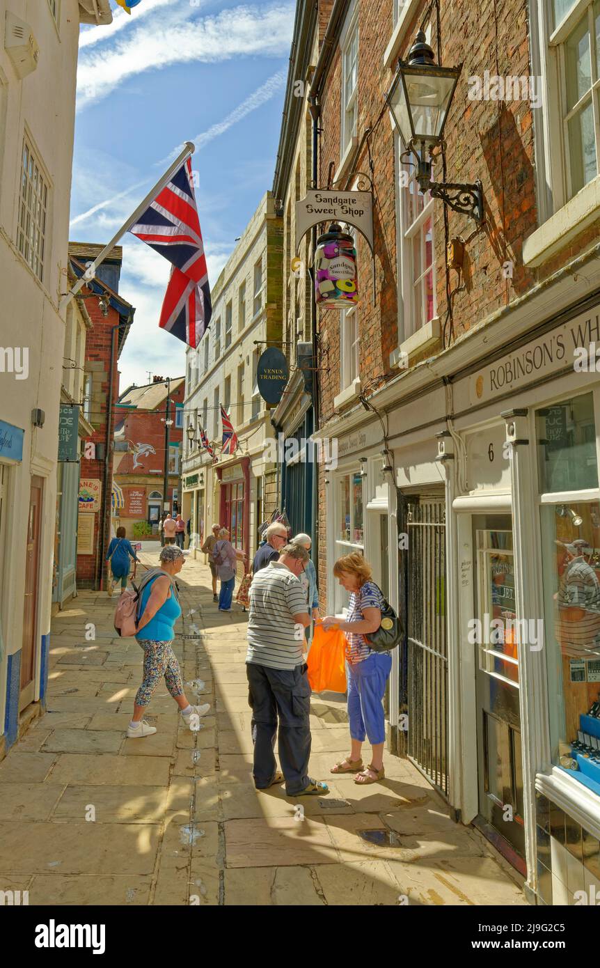 Sandgate, uno dei Whitby Lanes sulla riva orientale del fiume Esk a Whitby, North Yorkshire, Inghilterra. Foto Stock