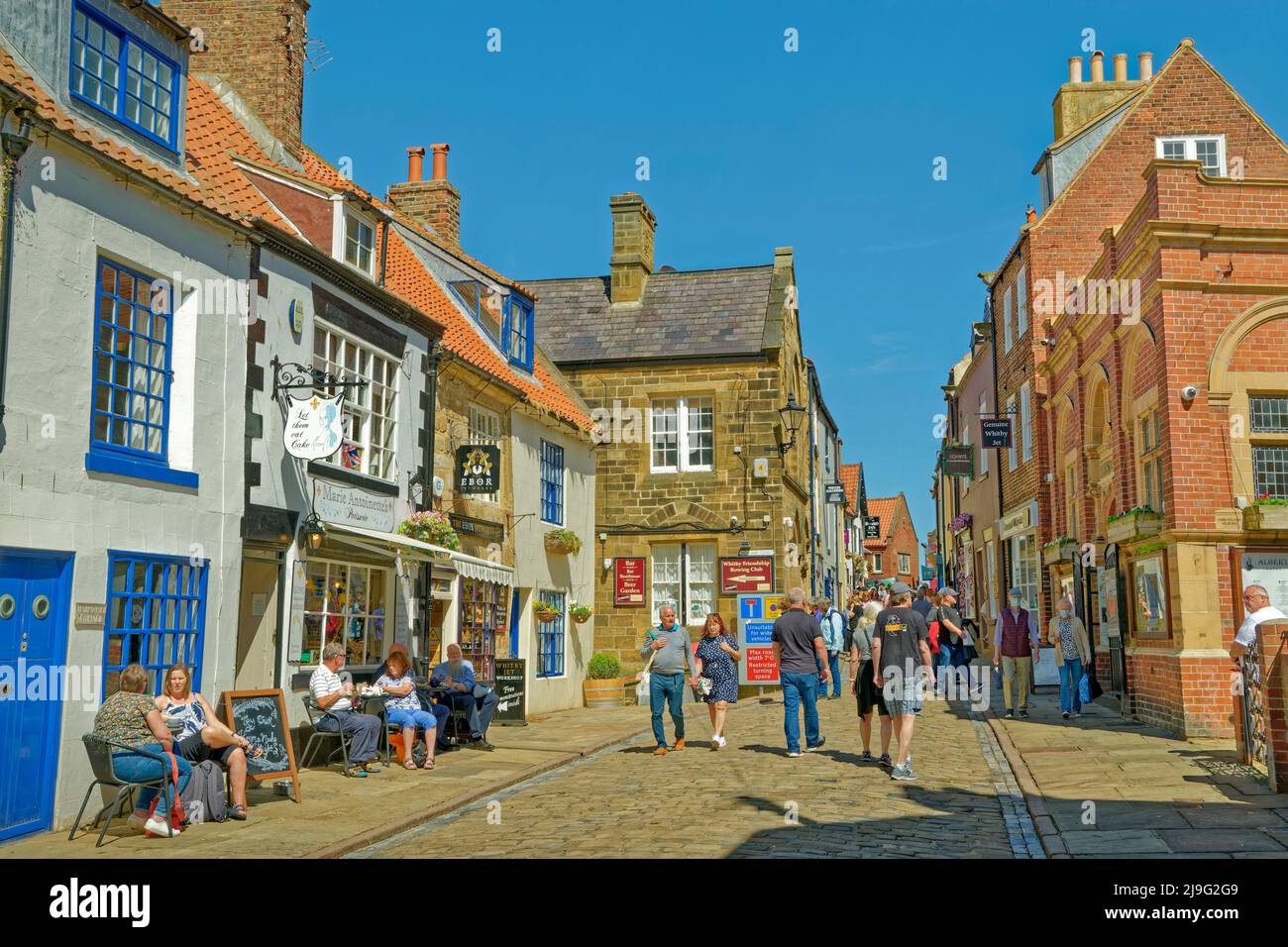 Church Street, uno dei Whitby Lanes sulla riva orientale del fiume Esk a Whitby, North Yorkshire, Inghilterra. Foto Stock