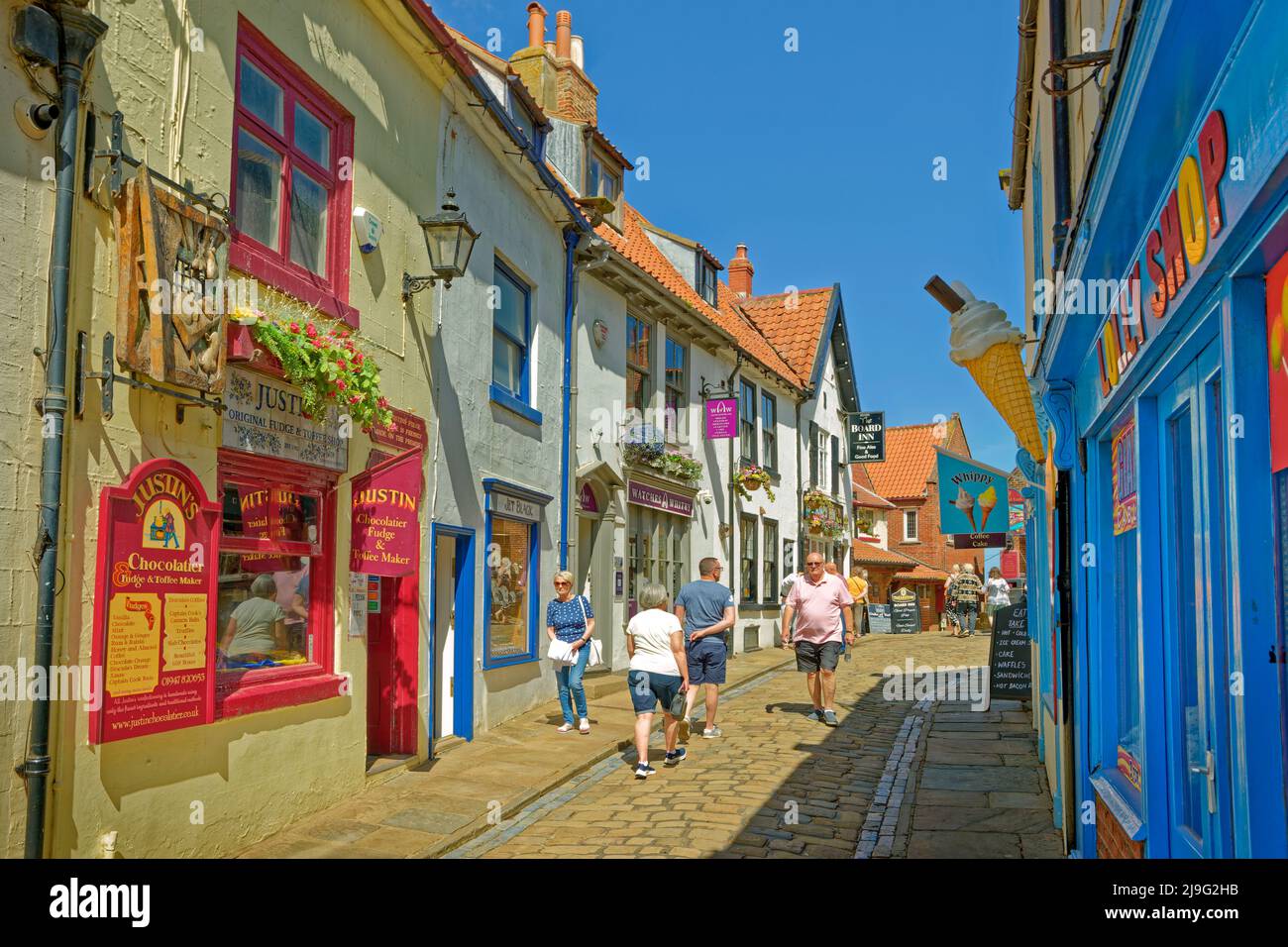 Church Street, uno dei Whitby Lanes sulla riva orientale del fiume Esk a Whitby, North Yorkshire, Inghilterra. Foto Stock