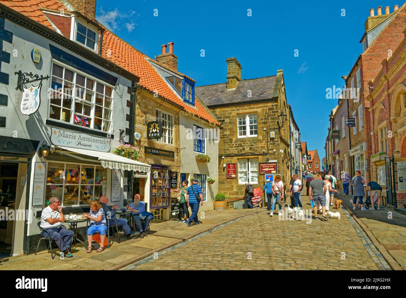 Church Street, uno dei Whitby Lanes sulla riva orientale del fiume Esk a Whitby, North Yorkshire, Inghilterra. Foto Stock