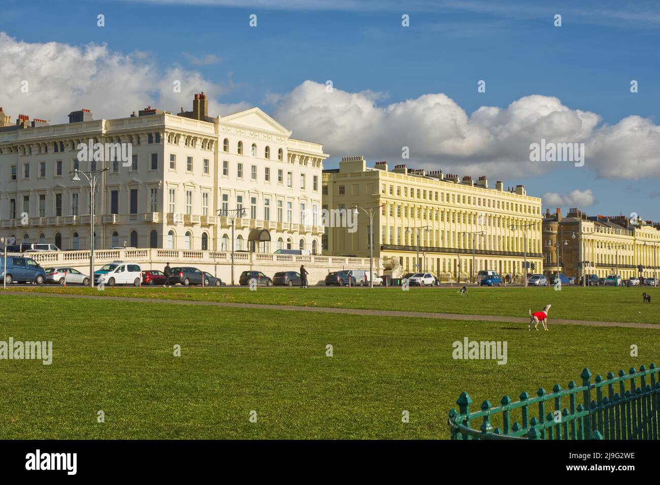 Edifici di appartamenti in stile georgiano sul lungomare di Hove, Brighton, nel Sussex orientale, Inghilterra. Con persone irriconoscibili Foto Stock